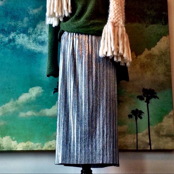 Pleated silver midi skirt. - Picture 2 of 8